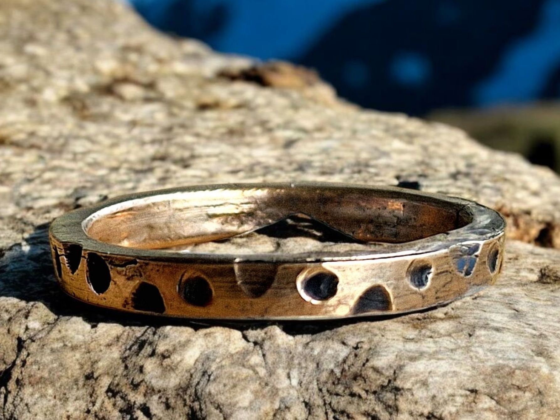 Anelli: Verpielter Männer-Ring, Bronze, Ringgrösse 75 – Nuovo e nell'imballaggio originale da Aarau venduto da Schmuckhoehle_MD 3