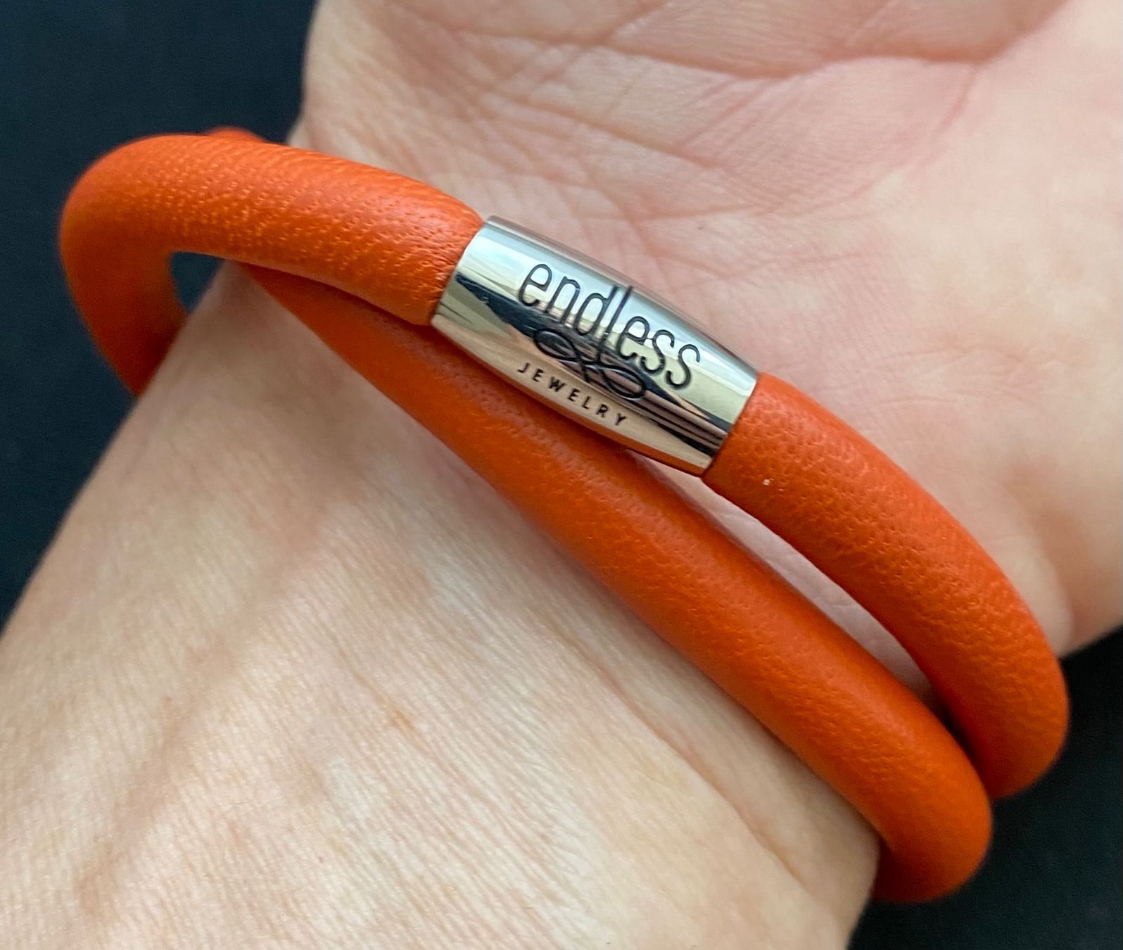 Bracciali & Braccialetti: Lederarmband 40cm, Verschluss magnetisch, orange – Usato da Reichenburg venduto da Noxima 1