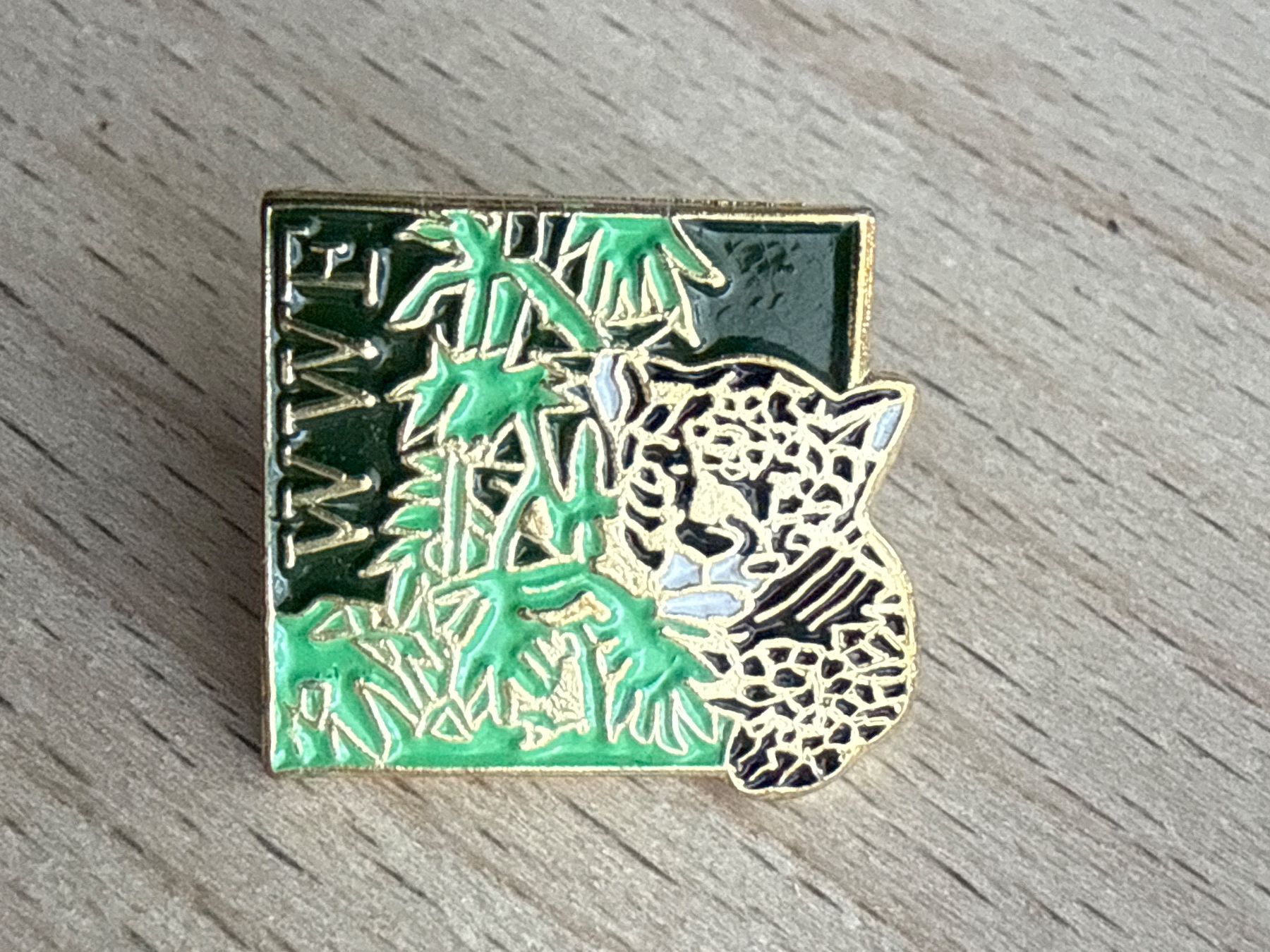 Placchette & Badge: Pin WWF – Usato da Glattbrugg venduto da Schweigmatt