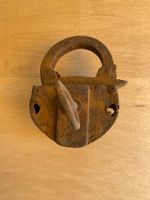 Antikes Bügelvorhängeschloss - stark angerostet
