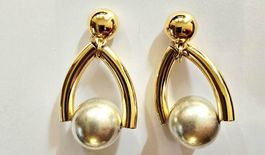 Boucles d'oreilles Vintage - couleur or & perle argentée.