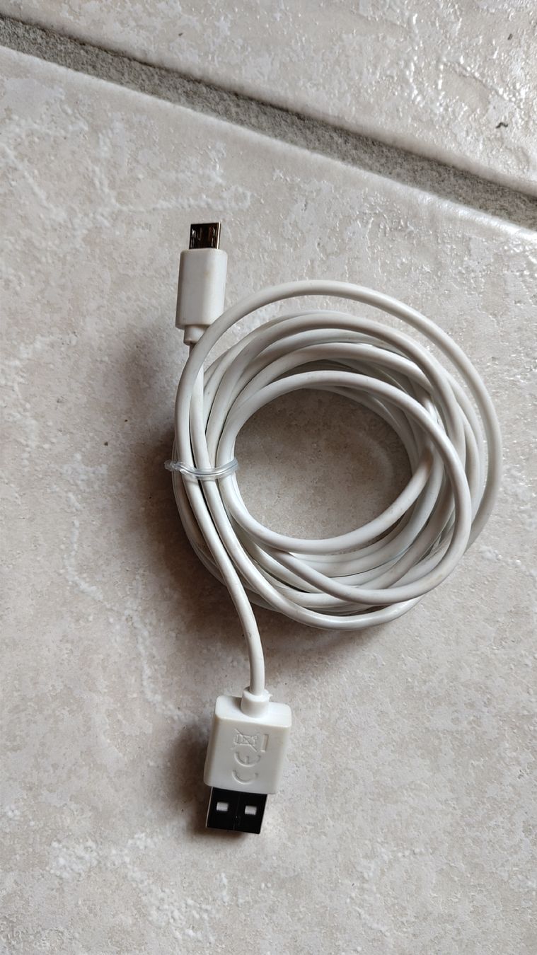 Cavi: USB Ladekabel Micro USB auf USB A weiss gebraucht – Usato da Döttingen venduto da fed_8hyf