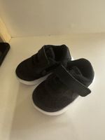 Schwarze Kleinkind-Turnschuhe, Gr 19,5 , mit Klettverschlus
