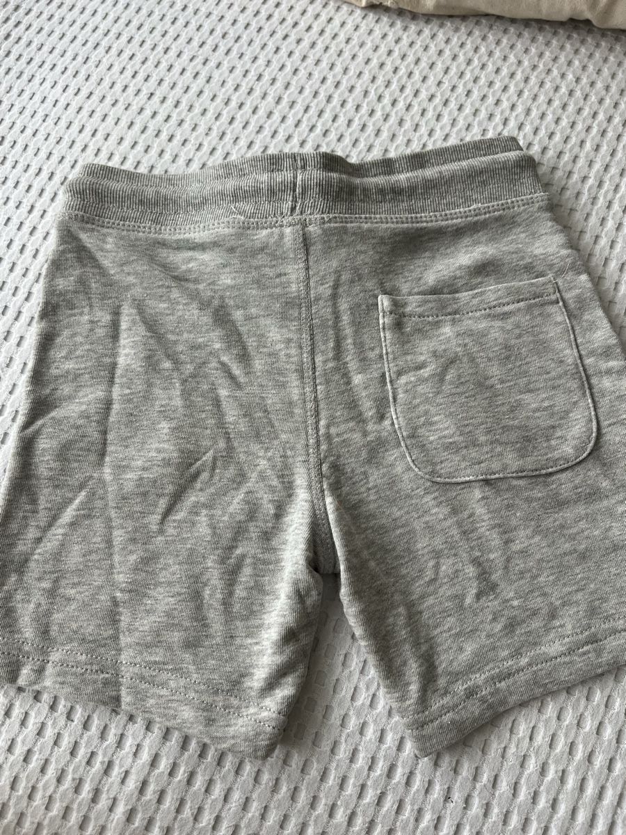 C&A Pantaloni: SWEATPANTS GRAU SHORTS GR 110 – Usato da Basel venduto da theo-g77 2