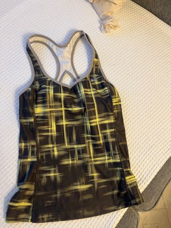 NIKE TANK TOP MIT INTEGRIERTEM BH GR S