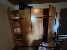 Kleiderschrank Holz mit Tablaren und Kleiderstange