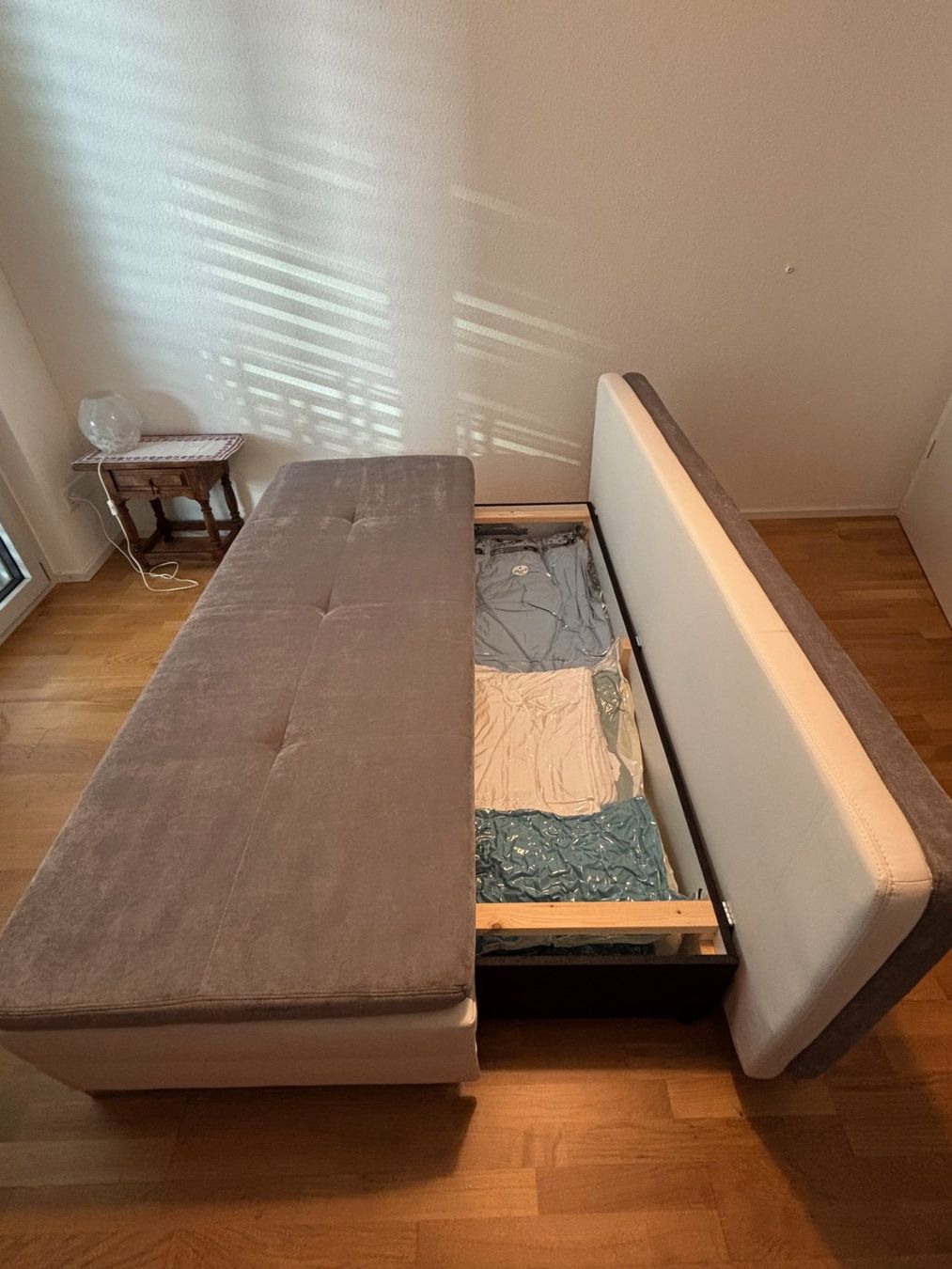 Sofas: Divano letto grigio con contenitore usato – D'occasion à Biel/Bienne par Doc4681 2