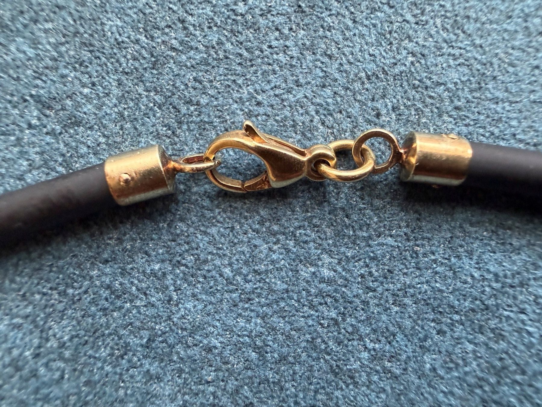 Ketten: Kautschuk Collier mi 14K (585) Verschluss – Gebraucht aus Dietikon von aus-2-hand