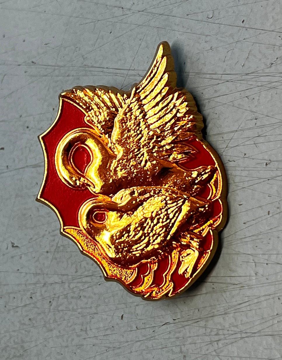 Plaketten & Abzeichen: Pin Simone Erni - Die Schwäne – Gebraucht aus Obernau von Wgnom