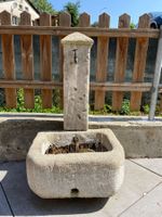 Petite fontaine décorative en pierre.