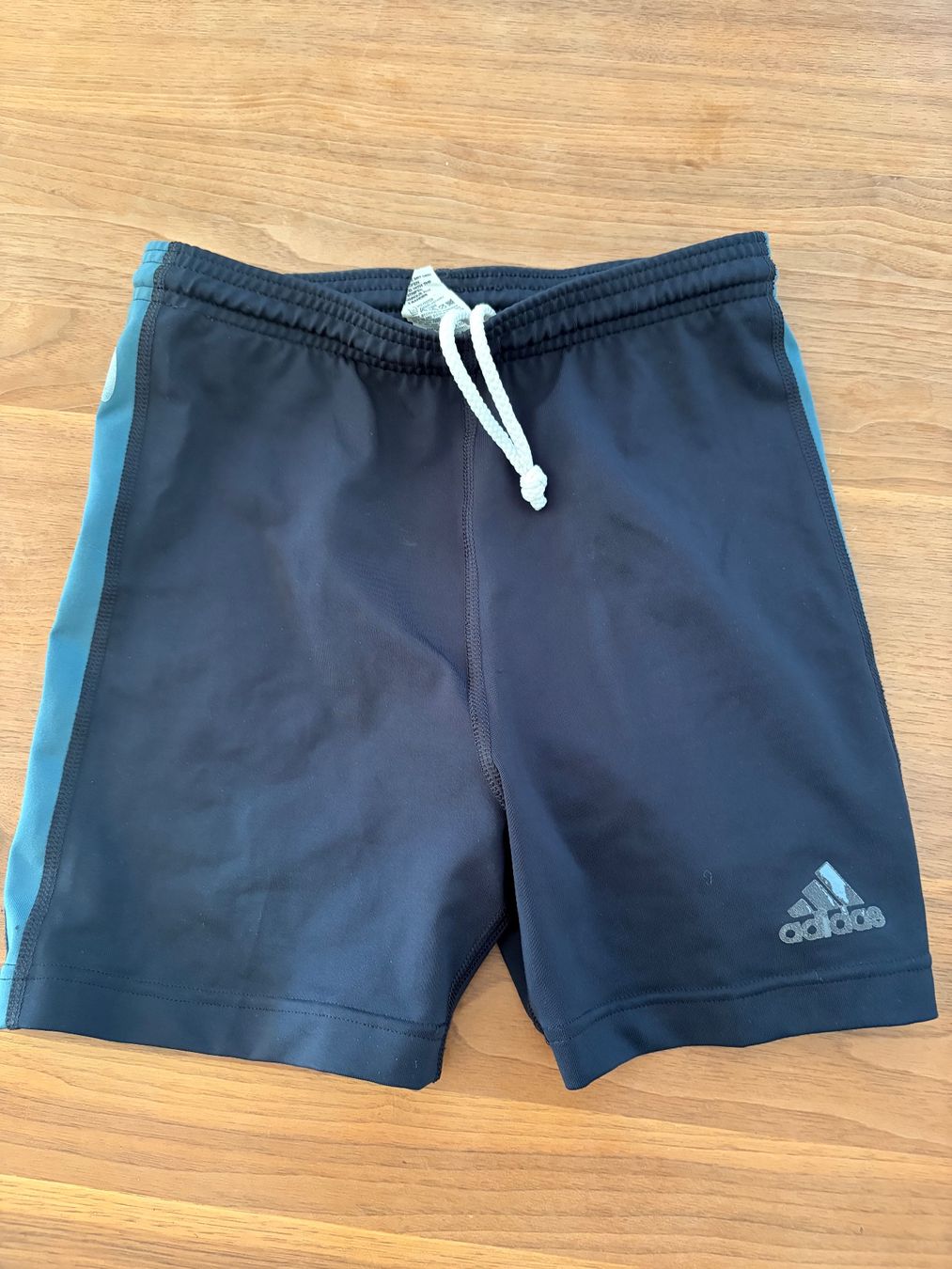 Adidas Hosen: ADIDAS SHORTS 36/38 – Gebraucht aus Wattwil von jopara