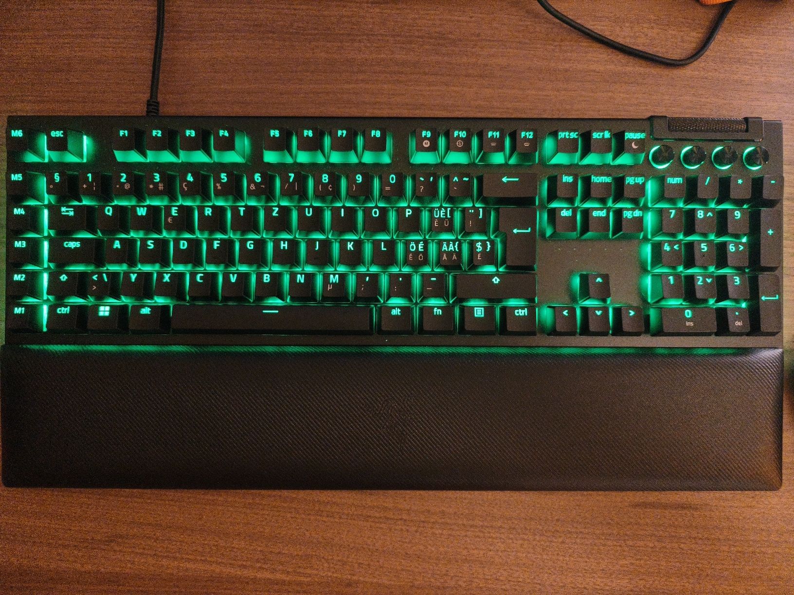 Razer Tastiere: Razer blackwidow V4 Tastatur – Nuovo (secondo la descrizione) da Rubigen venduto da TheGuardian