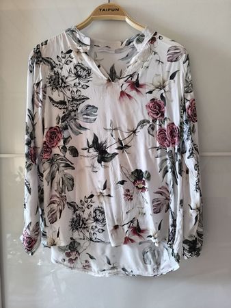 schöne Bluse mit Blumenmuster