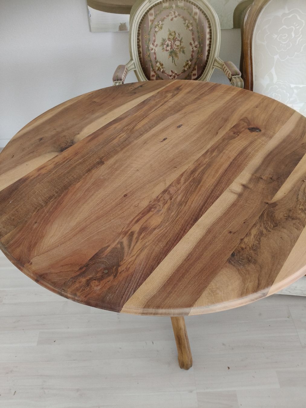 Tavoli: Massiver Nussbaumtisch Durchmesser 105cm – Usato da Zwingen venduto da inf_2blh 1