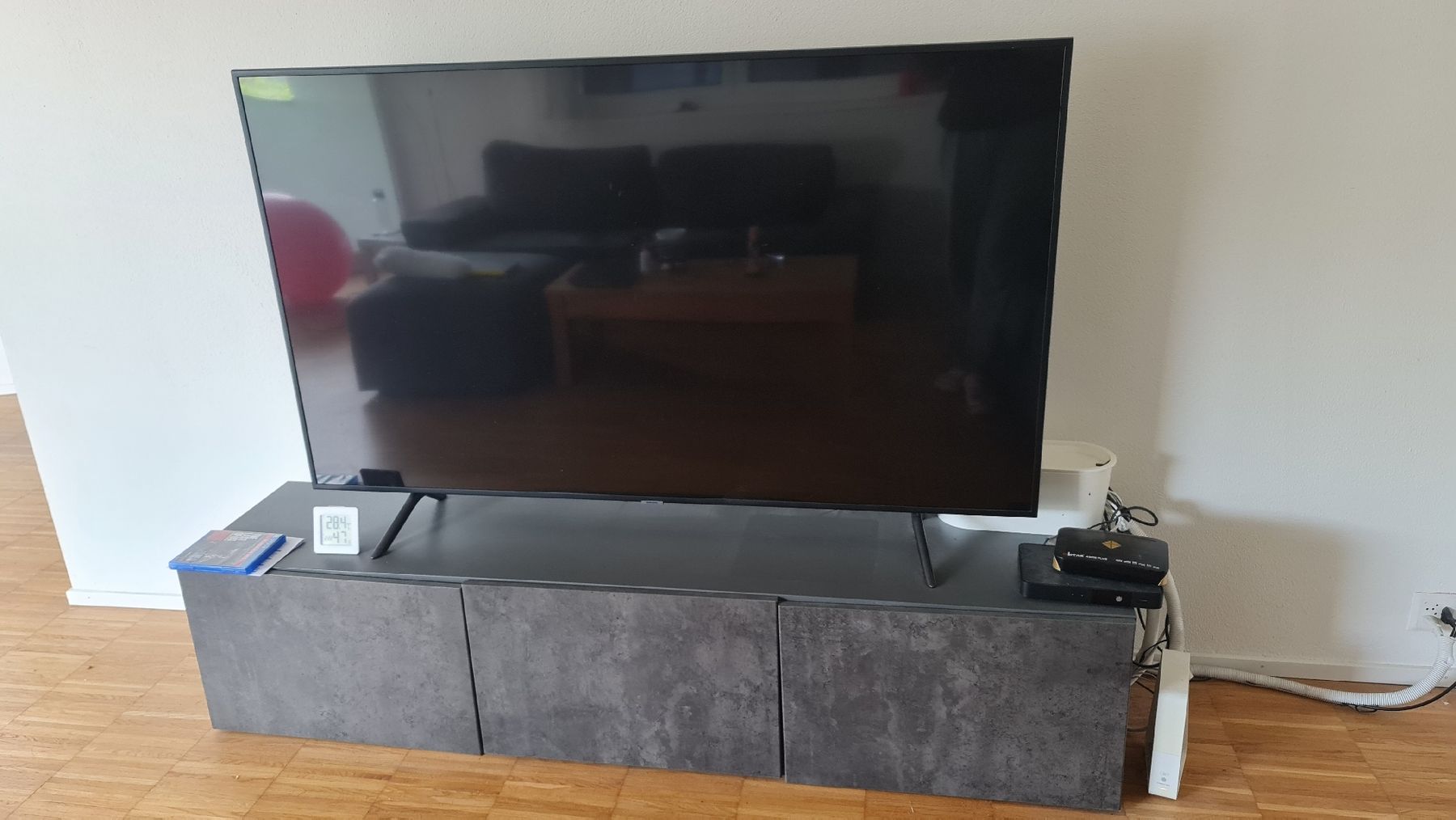 Samsung Fernseher: tv bench with samsung tv – Neu (gemäss Beschreibung) aus Neuenhof von ayesham