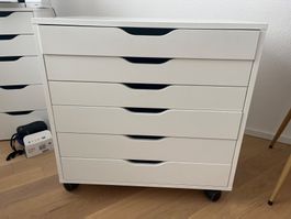Kommode auf Rollen