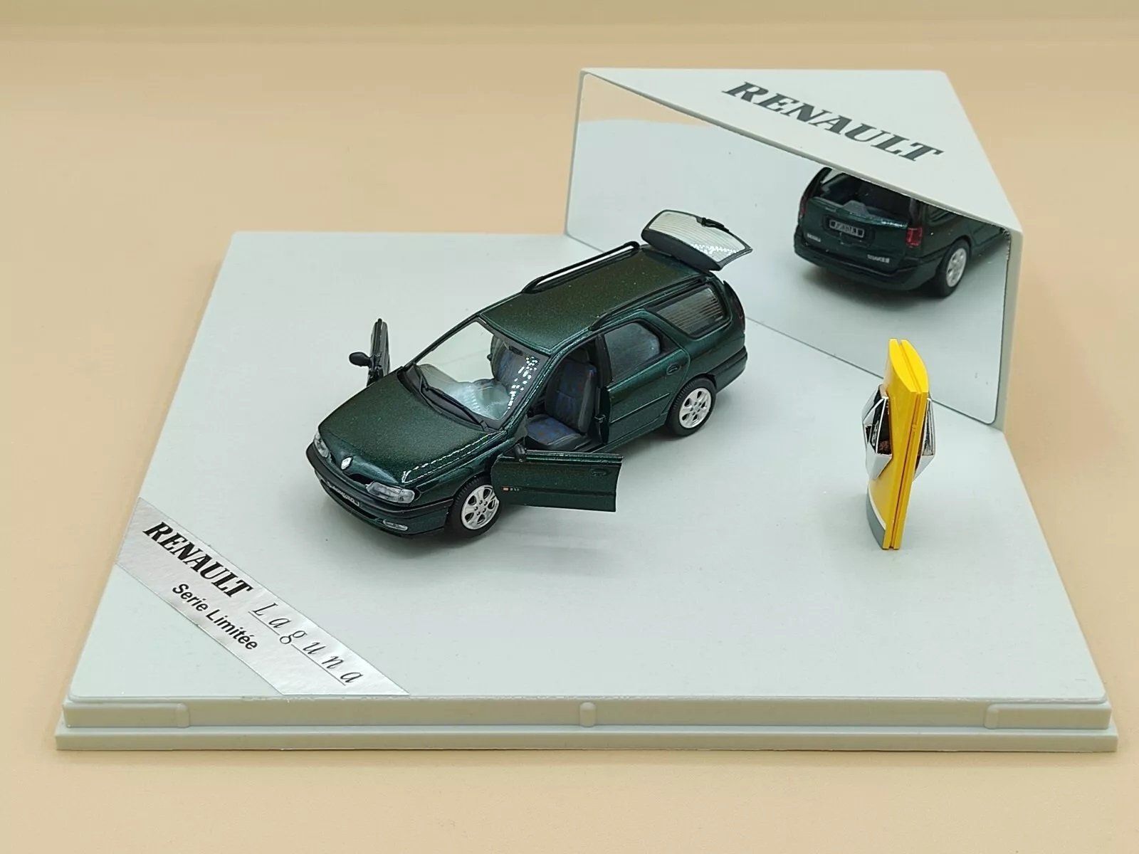 Renault Voitures modèles: 1:43 Renault Laguna – Neuf avec emballage d'origine à Affoltern am Albis par Modellshop-8910 1