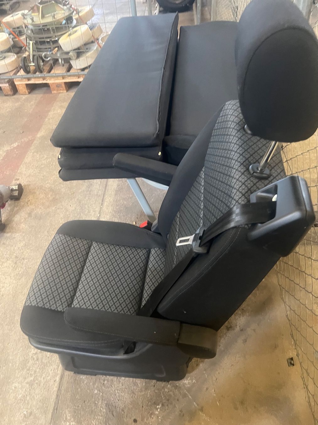VW Autres accessoires p. véhicule: VW T6 drehbarer Einzel-Zusatzsitz – D'occasion à Ostermundigen par CelineF. 3