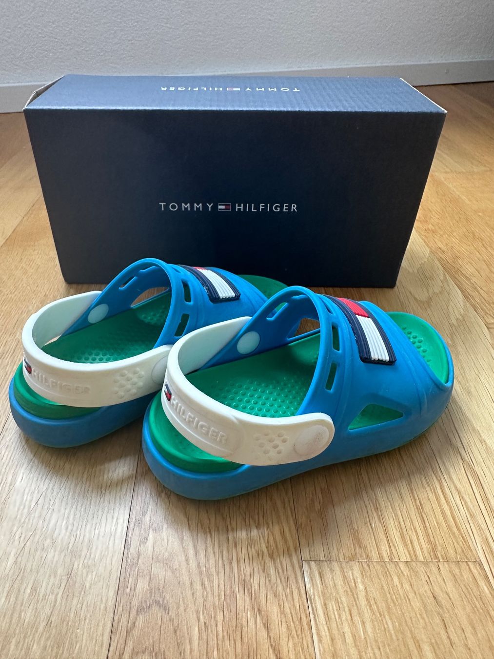 Tommy Hilfiger Scarpe per ragazzi: Tommy Hilfiger Badeschuhe Kinder Gr. 24 – Usato da Unterägeri venduto da StefanGekko 9