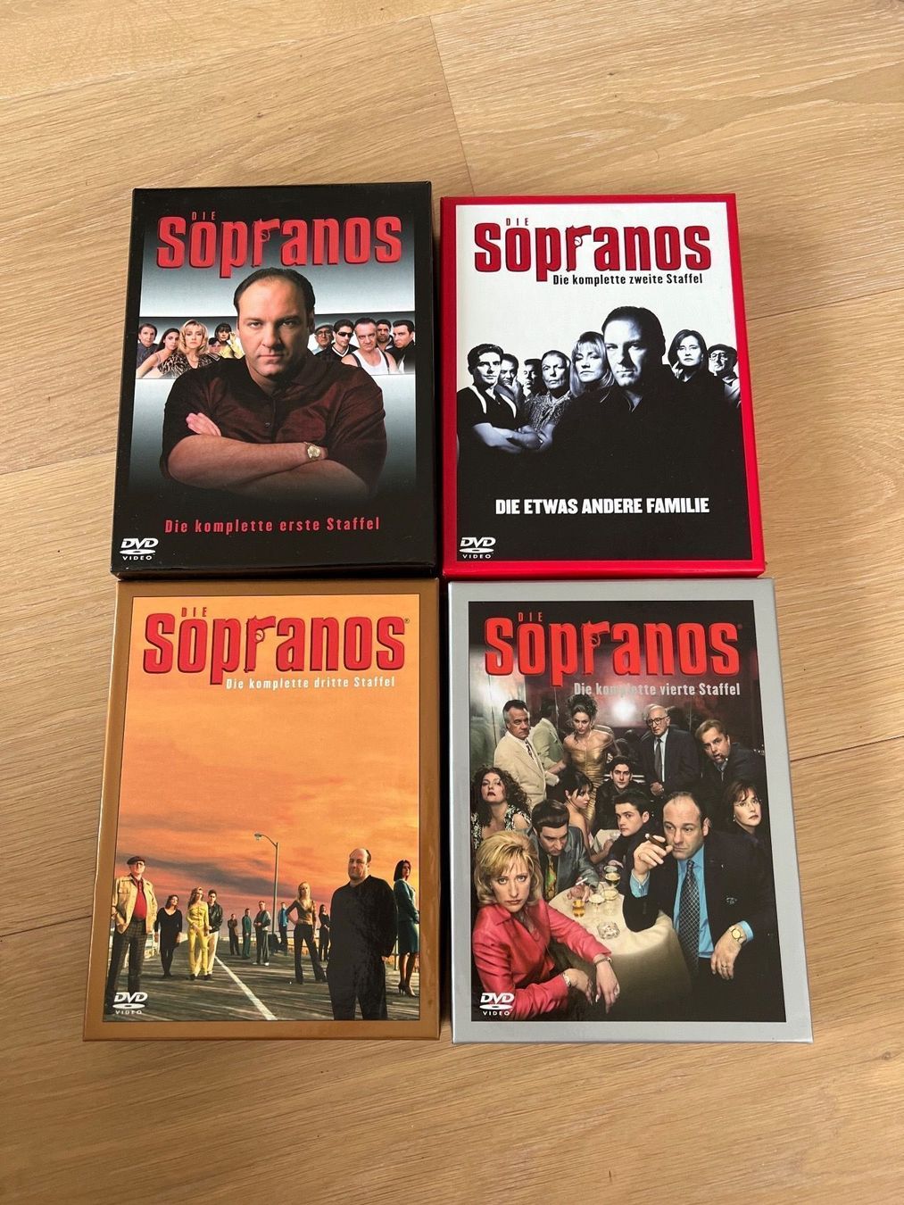 Tutti i DVDs: Sopranos Staffeln 1-4 DVD – Usato da Beinwil am See venduto da isole