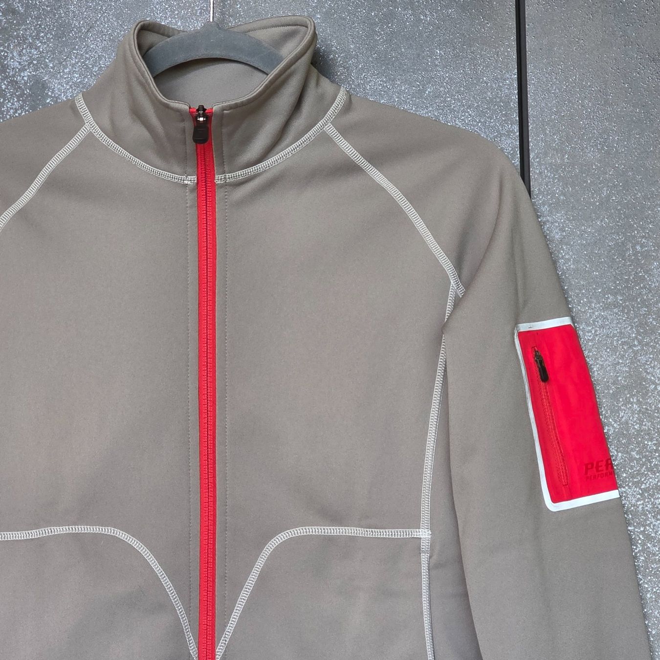 Peak Performance Jacken: 🐸 PEAK PERFORMANCE JACKE M SPORTJACKE HELLGRAU – Gebraucht aus Môtier (Vully) von Frogs 1