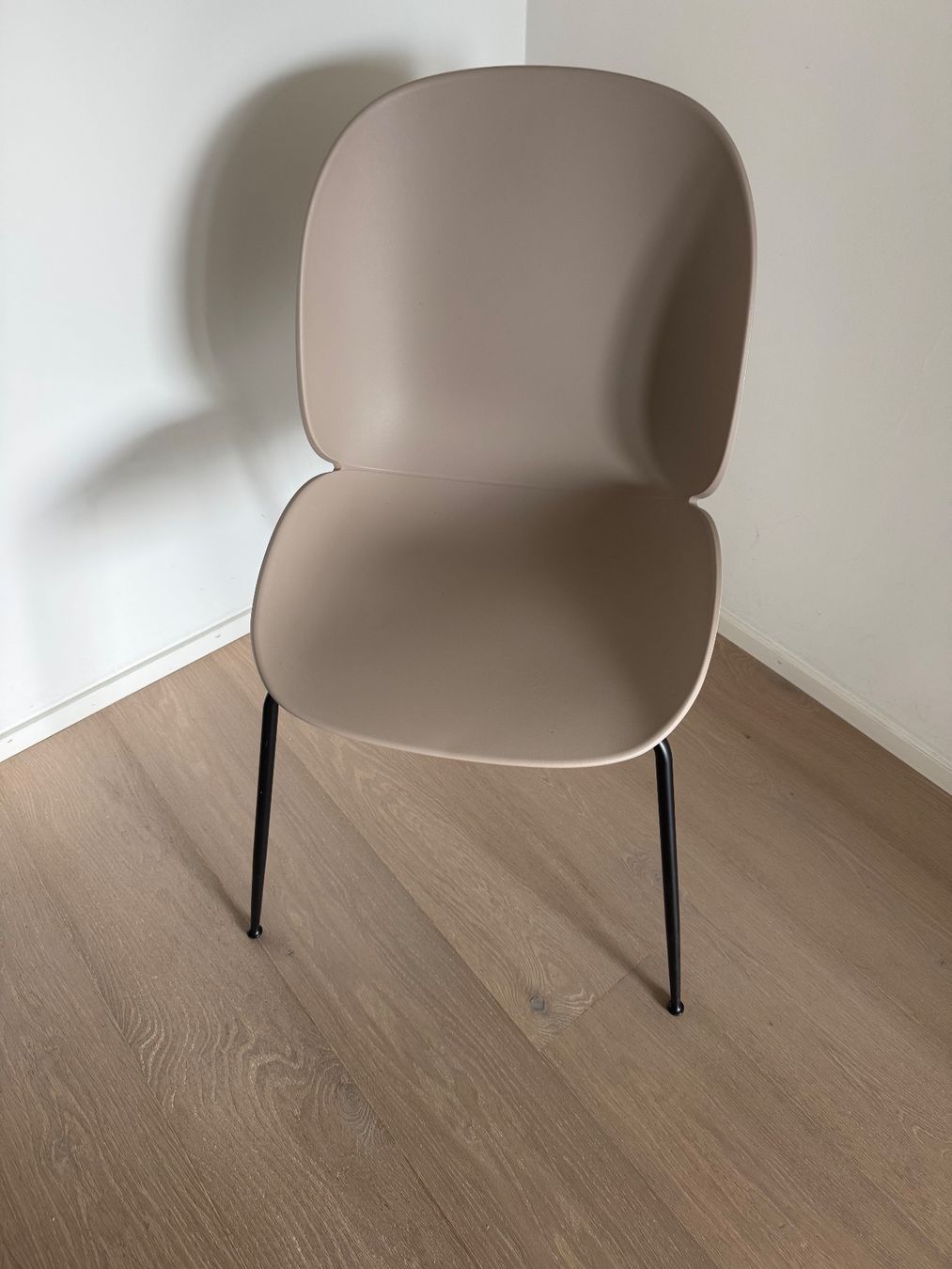 Gubi Sedie: 6 superbes Chaises Beetle de Gubi - Élégance & Confort! – Usato da Uitikon Waldegg venduto da sch_m58c 1