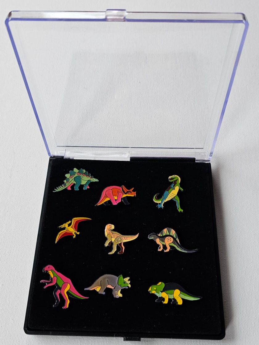 Plaketten & Abzeichen: Dino Anstecknadeln Set 9 Stk. – Gebraucht aus Windisch von Moosarchat 1