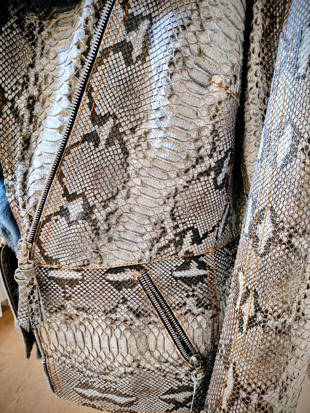 Jacken: Veste femme, cuir python et furure chinchila. M – Neu (gemäss Beschreibung) aus Rotkreuz von SiSi-13 9