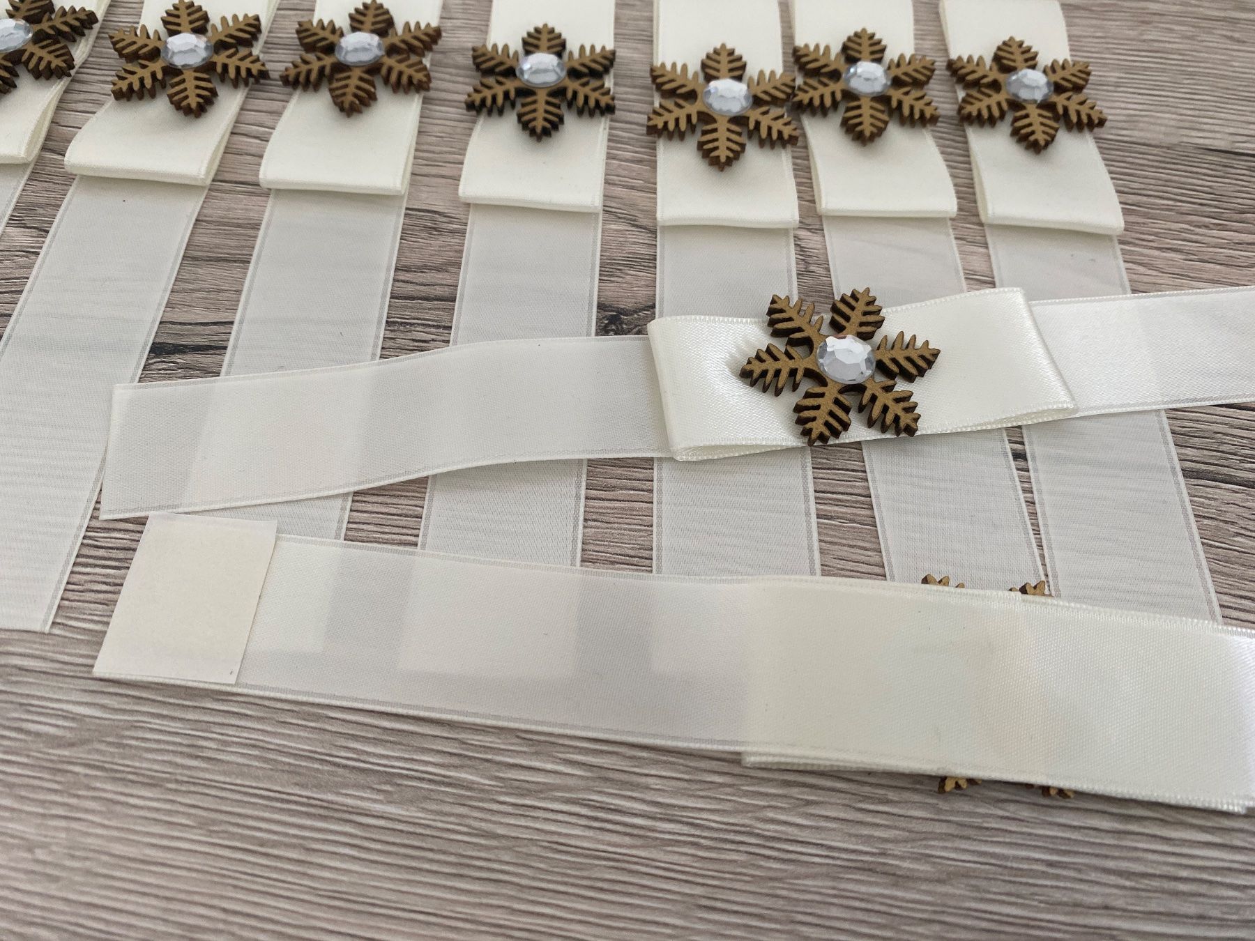 Nastri decorativi: Satin Geschenkband mit Schneeflocken Deko – Nuovo (secondo la descrizione) da Glattbrugg venduto da riseca 2