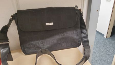 Schwarze tasche mit Schultergurt und viel Stauraum