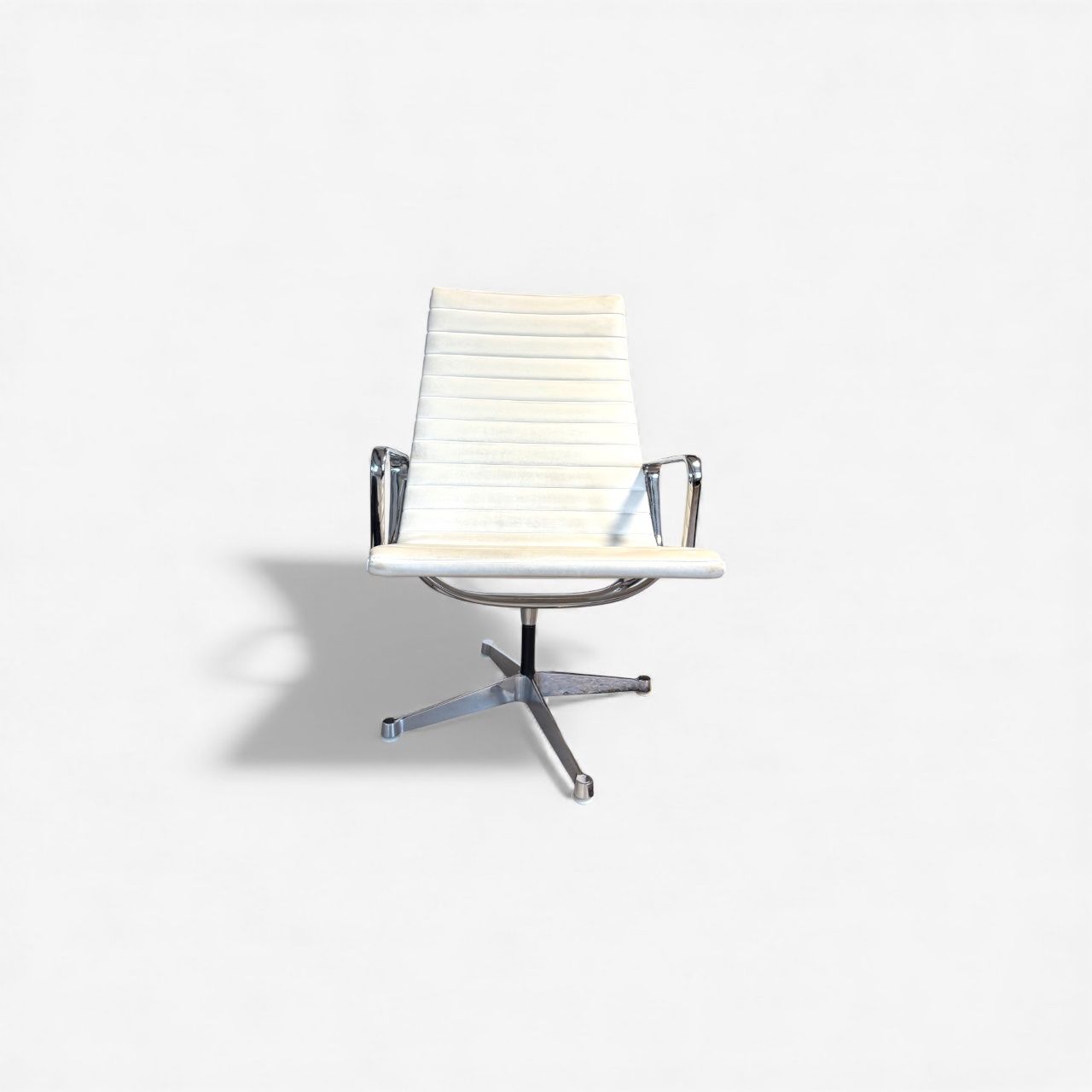 Vitra Poltrone: Vitra Eames Aluminum High Back Chair - Leder – Usato da Tägerwilen venduto da jwolfstudio 1