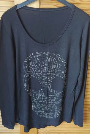 Shirt, Langarmshirt mit Totenkopf-Strass  in Grösse M