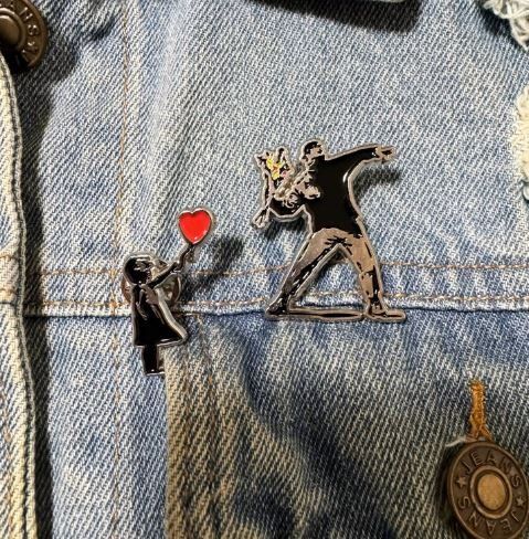 Placchette & Badge: 2 x PIN Bansky - Street Art - neu – Nuovo e nell'imballaggio originale da Gockhausen venduto da ventman 1