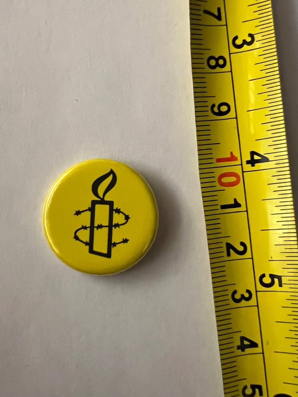 Spille & Fermagli: Button Amnesty International Logo – Usato da Zürich venduto da rigani 1