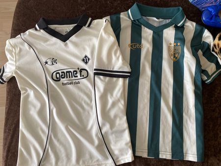 2 Fussball Trikots, Top Zustand, Grösse 122/128