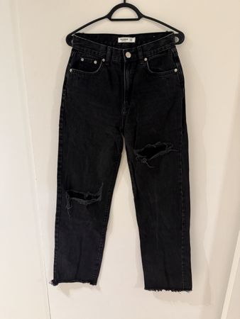 Jean noir Pull&Bear déchiré, taille 36, parfait pour l'été