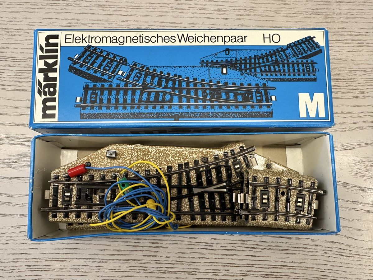 Märklin Modellini di ferrovie: Märklin 5137 Eleltromagnetisches Weichenpaar – Usato da Lupsingen venduto da New-Haven