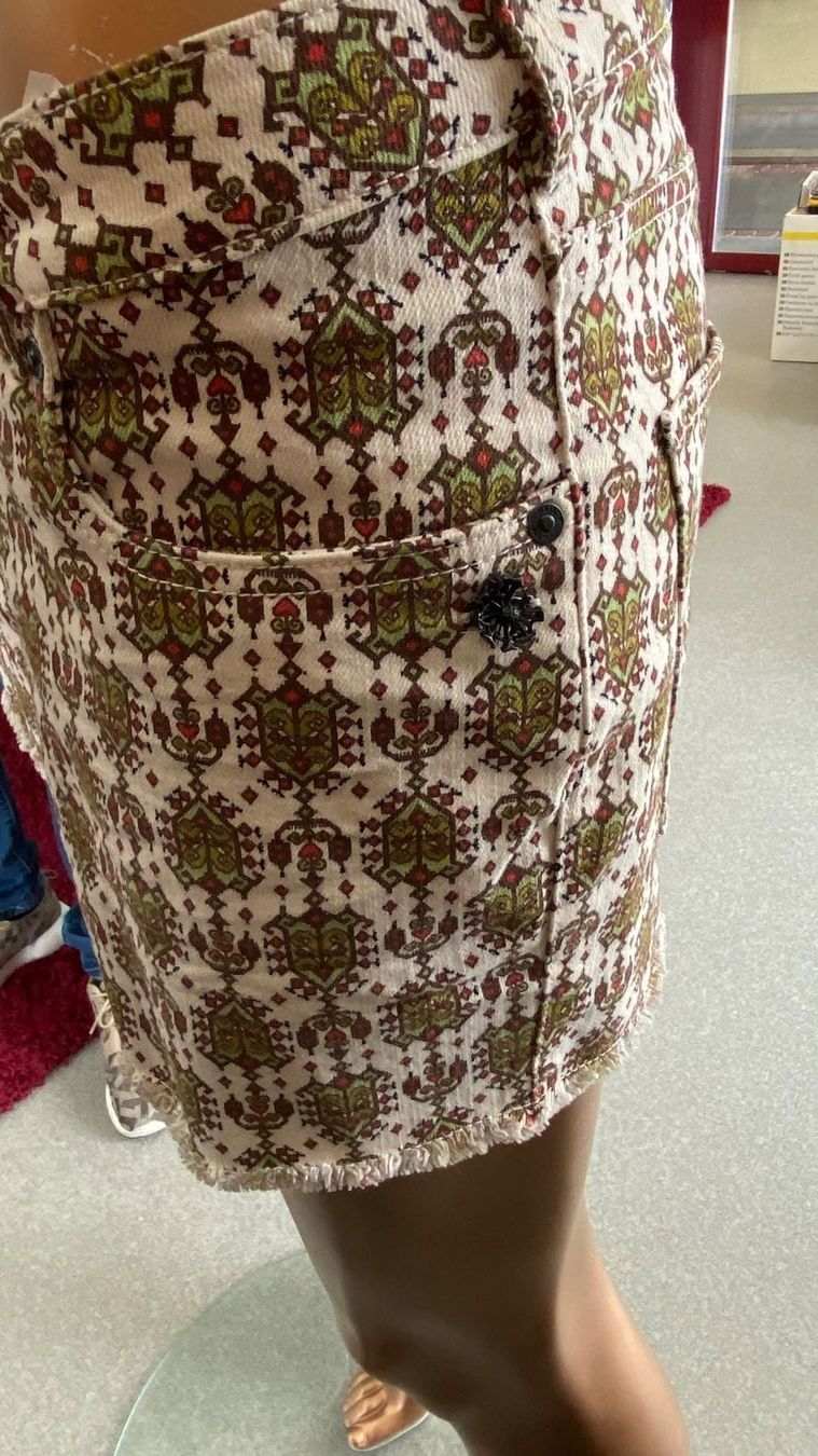 Pantaloni: Maison Scotch kurze Hose neu – Nuovo e nell'imballaggio originale da Lachen SZ venduto da HelvetiaLuxury 1