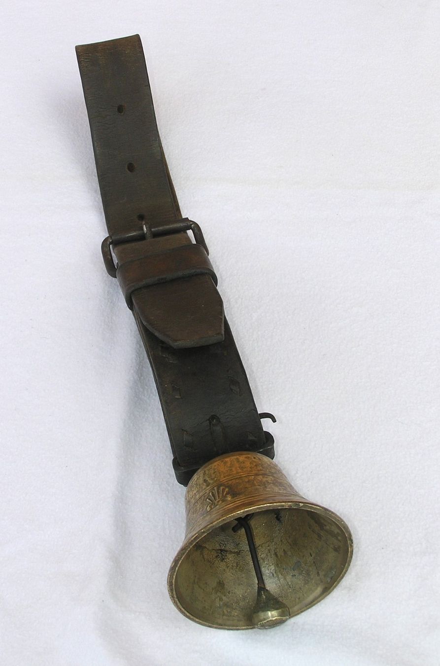 Glocken & Treicheln: ALTE KLEINE GLOCKE – Gebraucht aus Grenchen von Antique-hunter