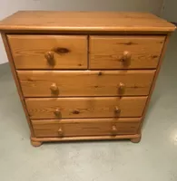 Dekorative Kommode aus Holz