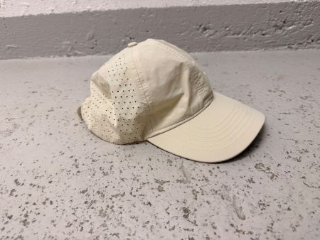 Kappe beige perforiert, aus 100% Baumwolle