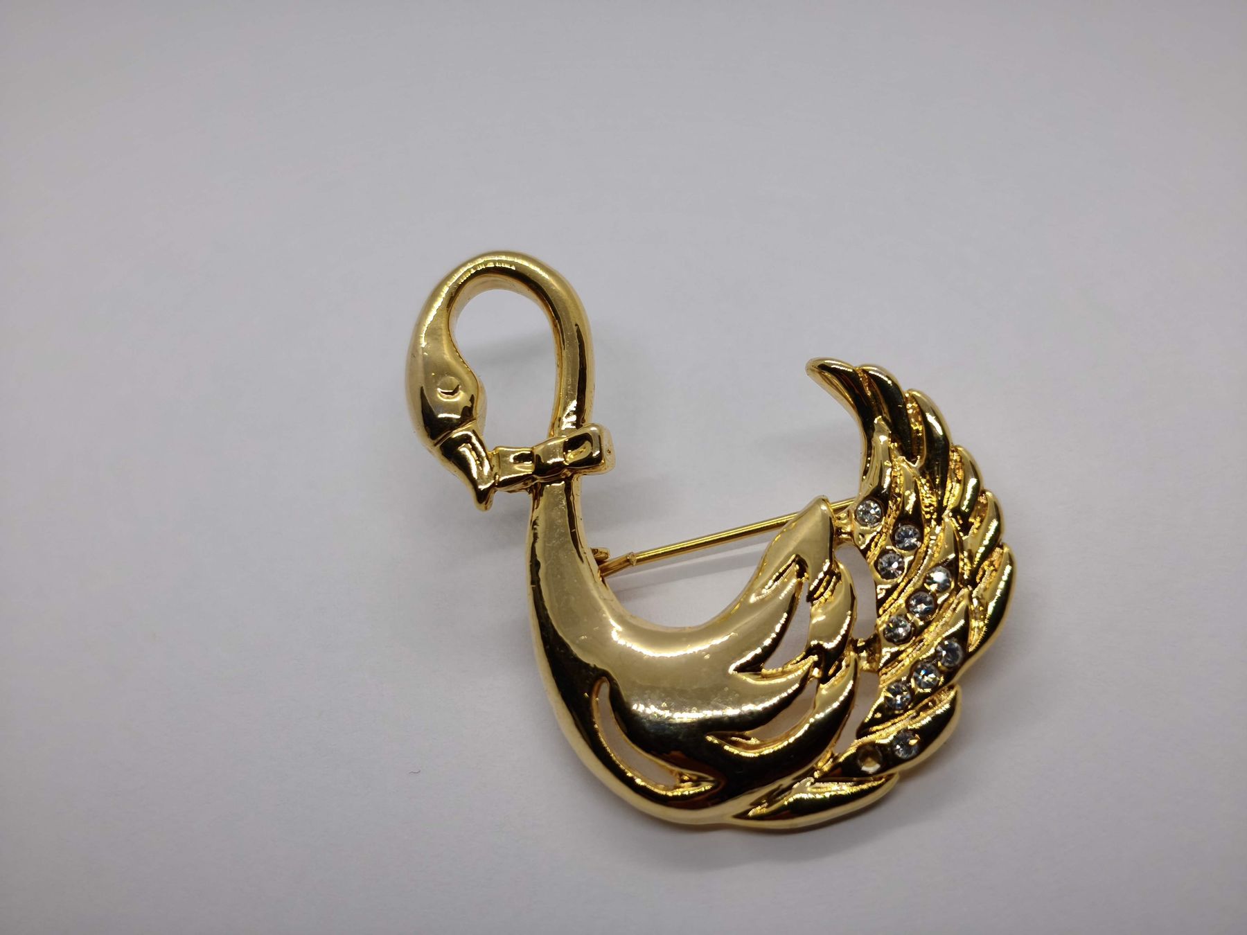 Broschen & Nadeln: Brosche Schwan goldfarben mit Steinen Grösse ca 5.5cm – Gebraucht aus St. Gallen von GIULESGG 1