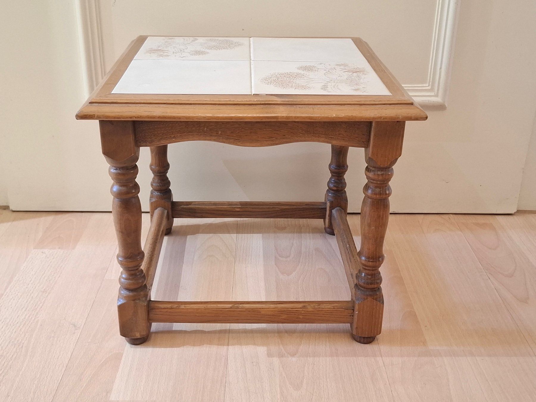 Tische: Vintage Beistelltisch Eiche 1970er Hocker Blumenständer – Gebraucht aus Zürich von bruzolda