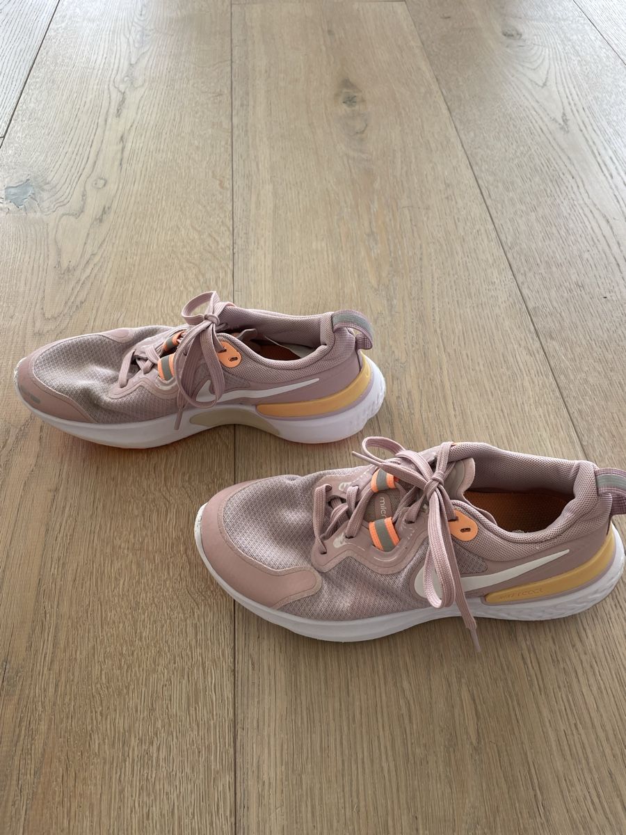 Nike Chaussures filles: Nike Kinderschuhe Grösse 37.5 – D'occasion à Hohenrain par Oters 2