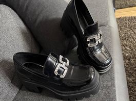 Catwalk Lack-Loafer mit Plateau & Schmuck-Schnalle