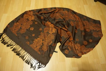 Schal mit Fransen und Blumen Muster