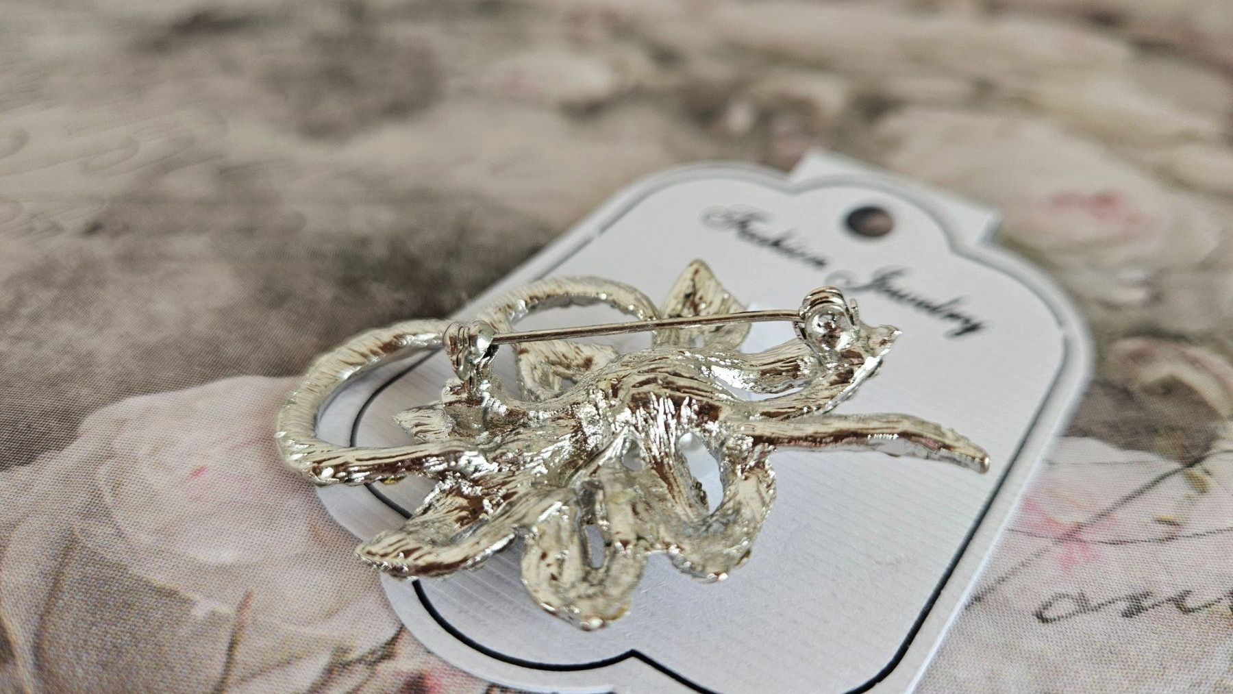 Spille & Fermagli: Elegante Brosche mit Perle & Strass Silberfarben – Nuovo e nell'imballaggio originale da Gossau ZH venduto da fashiontwo 3