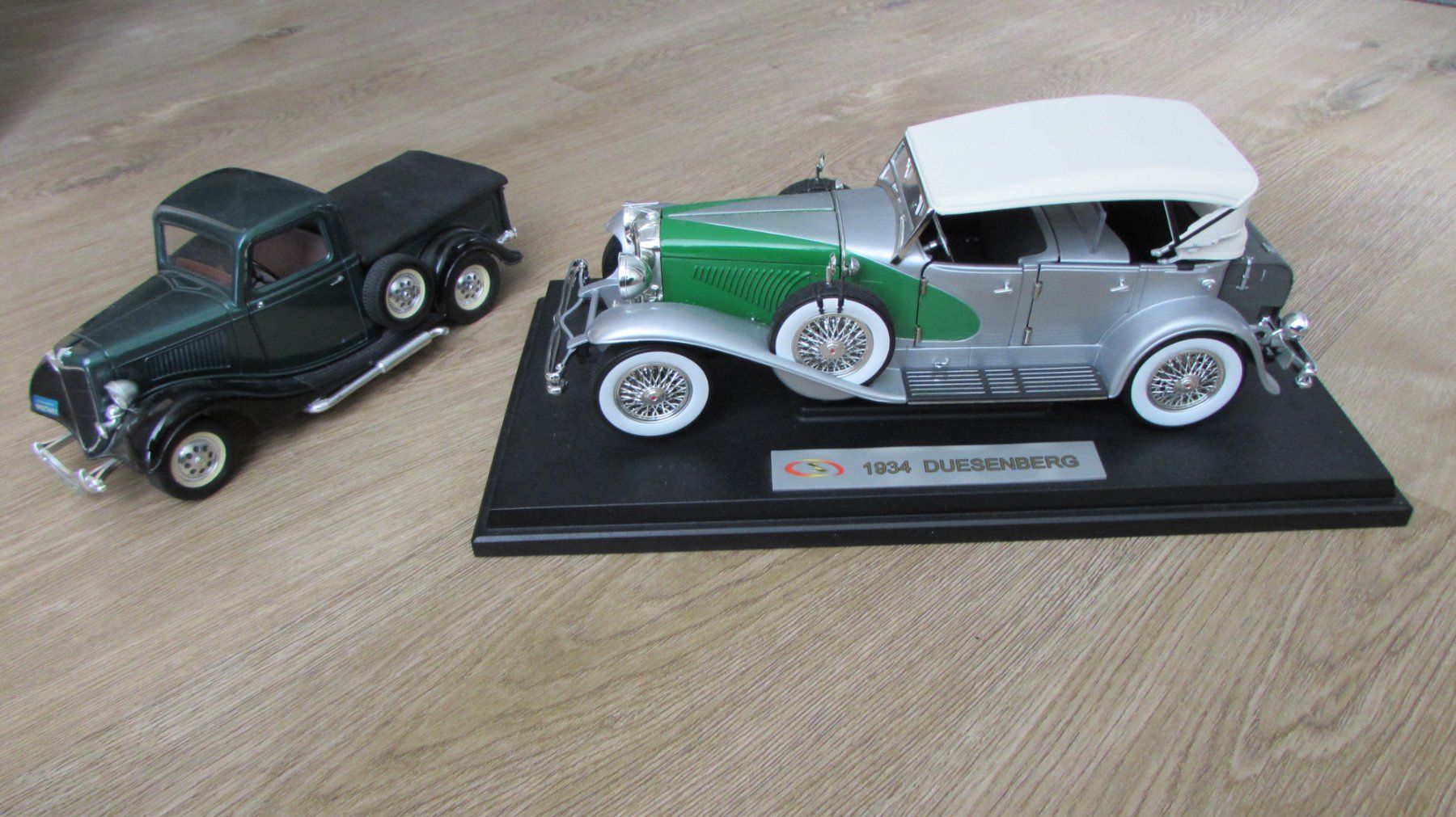 Modellini d'auto: Alte Auto-Modelle:1934 Duesenberg & Ford V8 1934 – Usato da Weesen venduto da Travelersplace
