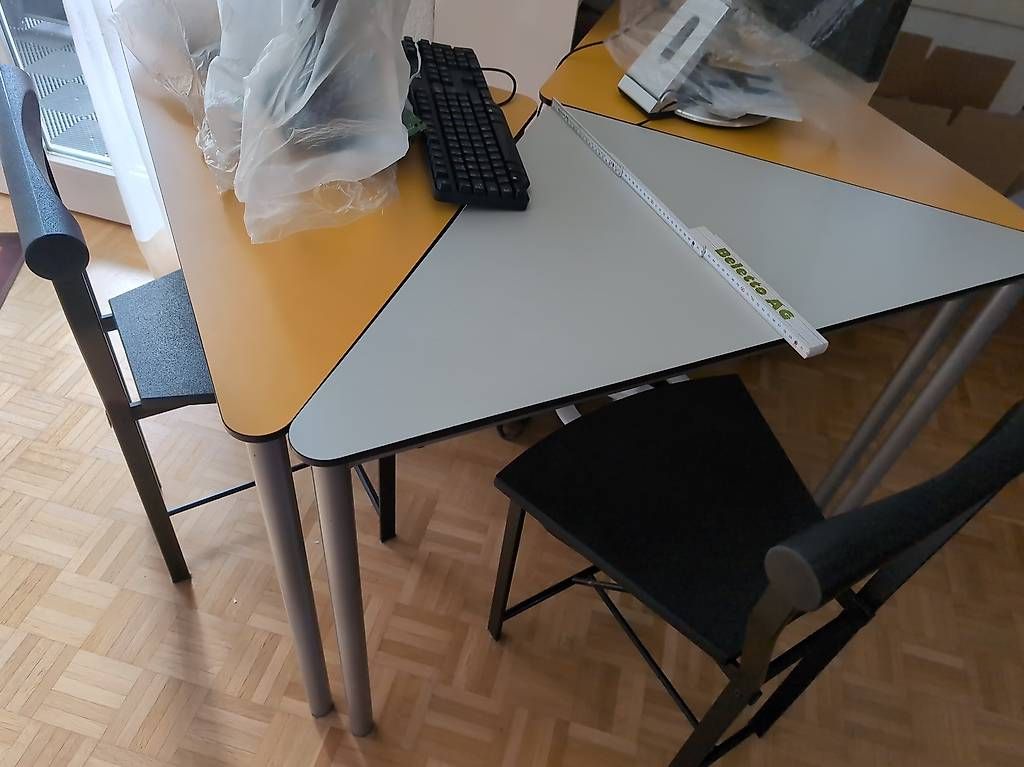 Tische: 7x Dreieckstische – Gebraucht aus Winterthur von Sasyon 1