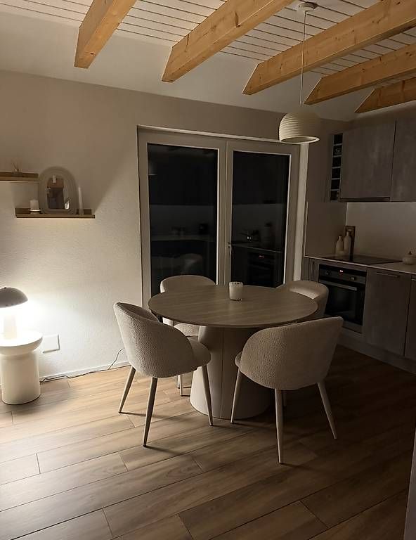 Set di tavolo e panche: Table à manger ronde avec 4 chaises bouclettes  – Usato da Villars-sur-Glâne venduto da oce_n7d7 3